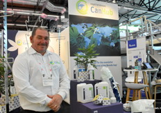 Jim Pryor with the Essentials of Royal Brinkman, Can Hub. It contains everything you need to get a robust and healthy plant from the start.